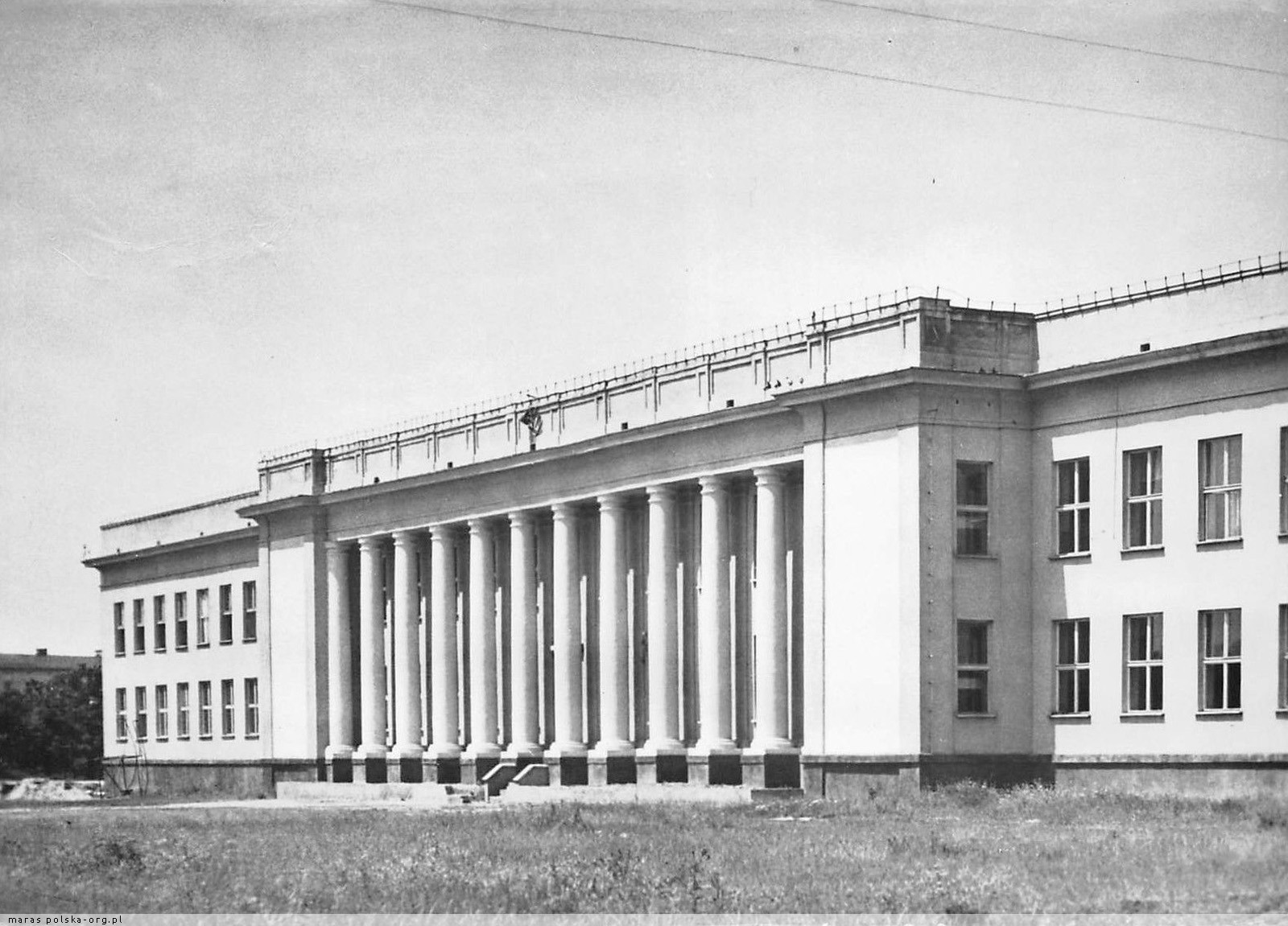 Czarno-białe zdjęcie budynku Wydziału Mechanicznego. Lata 80. XX w.