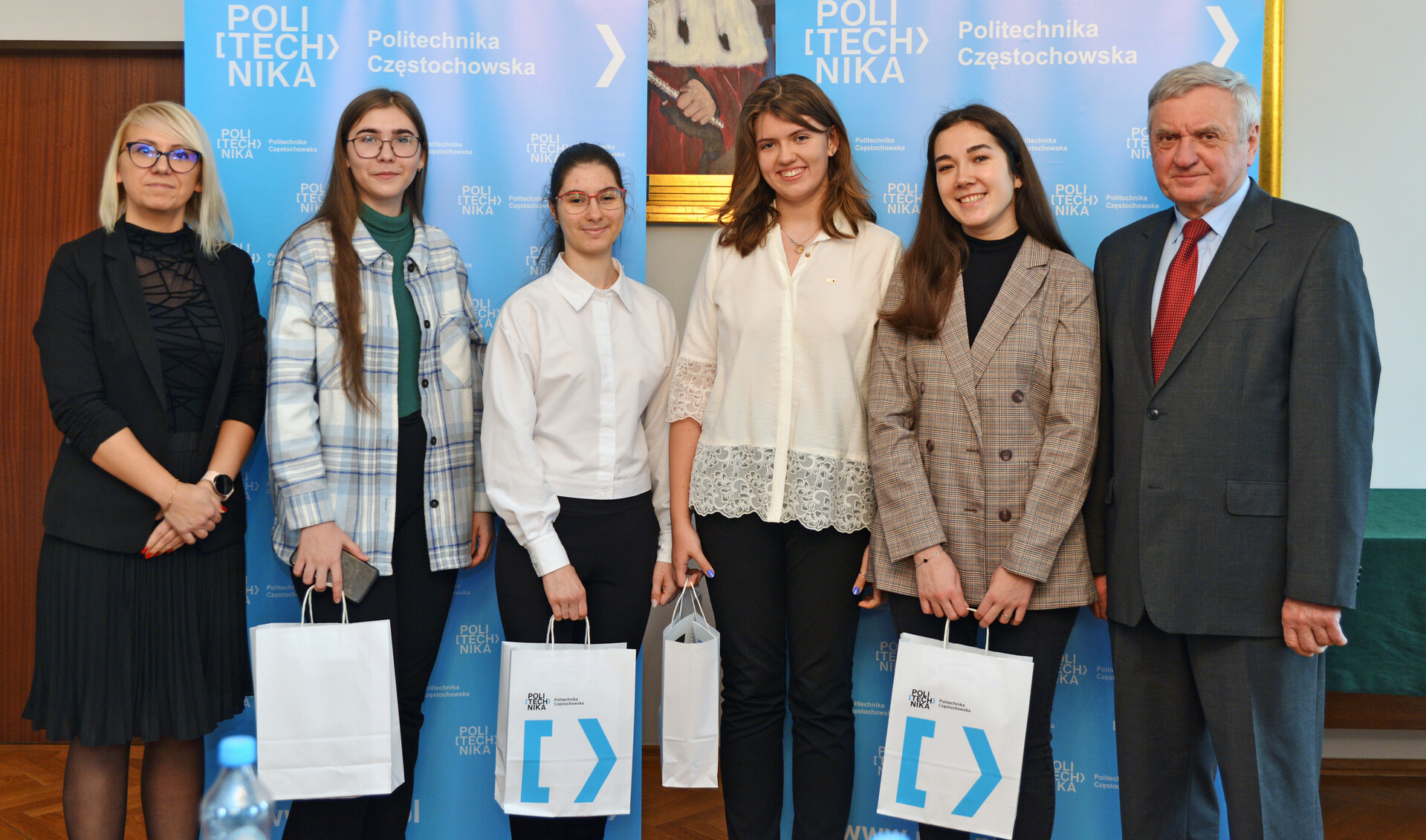 cztery studentki z Ukrainy z Rektorem oraz Kierownikiem Działu Promocji