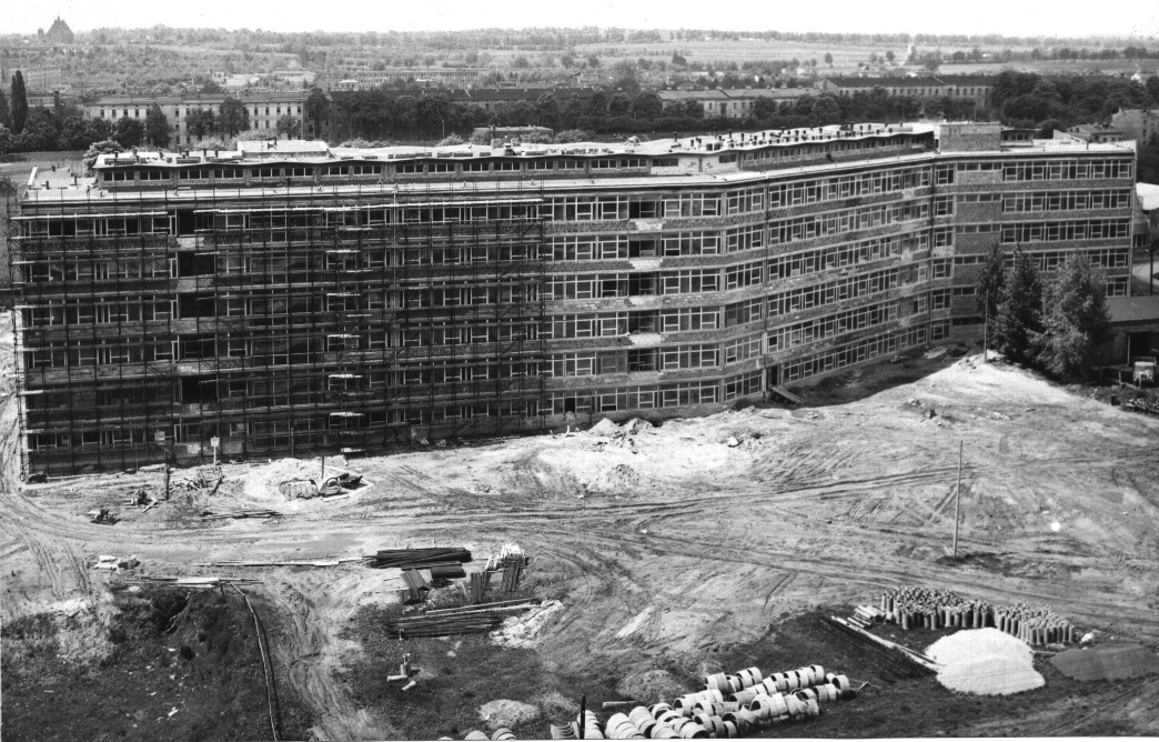 Czarno-białe zdjęcie budynku Wydziału Metalurgicznego. Lata 80. XX w.