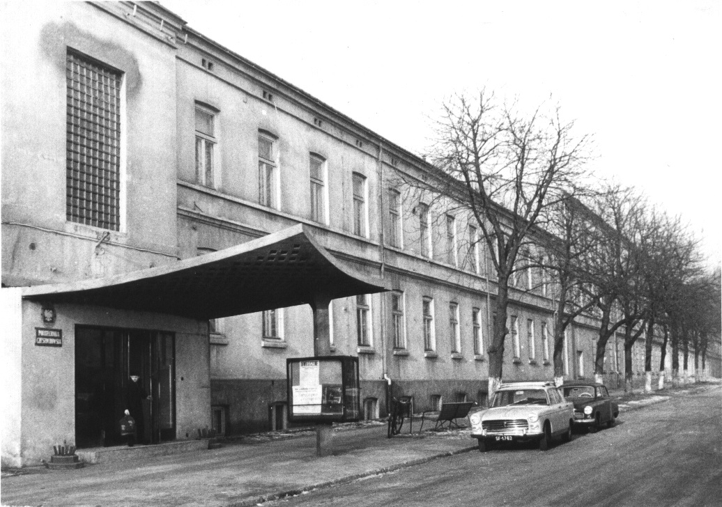 Czarno-białe zdjęcie budynku Budynek Rektoratu PCz. Lata 80. XX w.