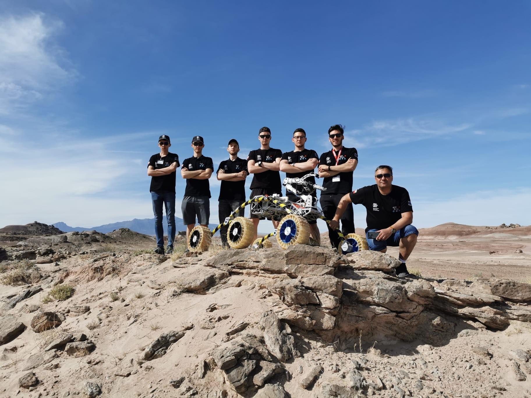 Zespół PCz Rover Team z łazikiem marsjańskim na pustyni w USA w stanie Utah.