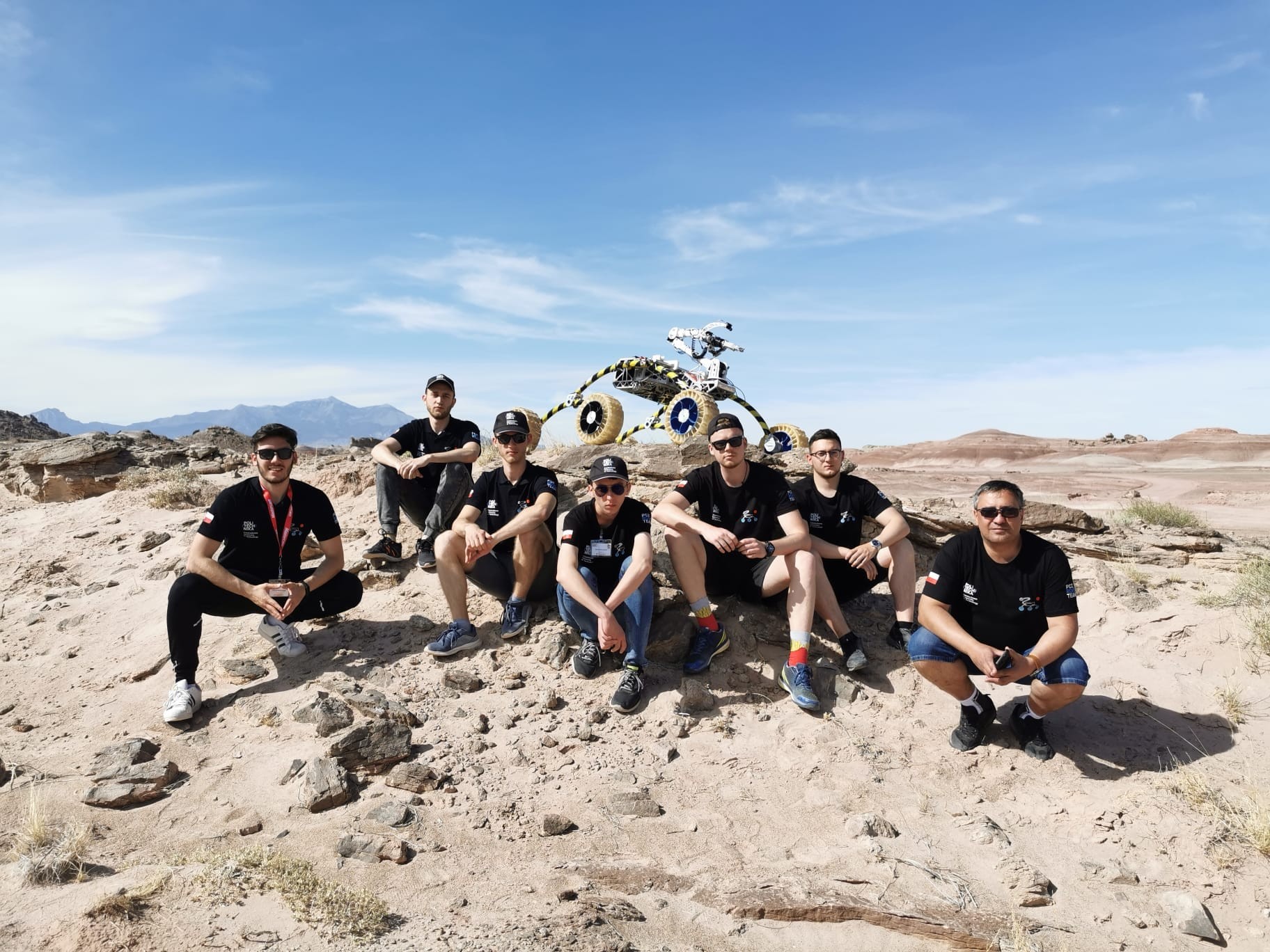 Zespół PCz Rover Team z łazikiem marsjańskim na pustyni w USA w stanie Utah.
