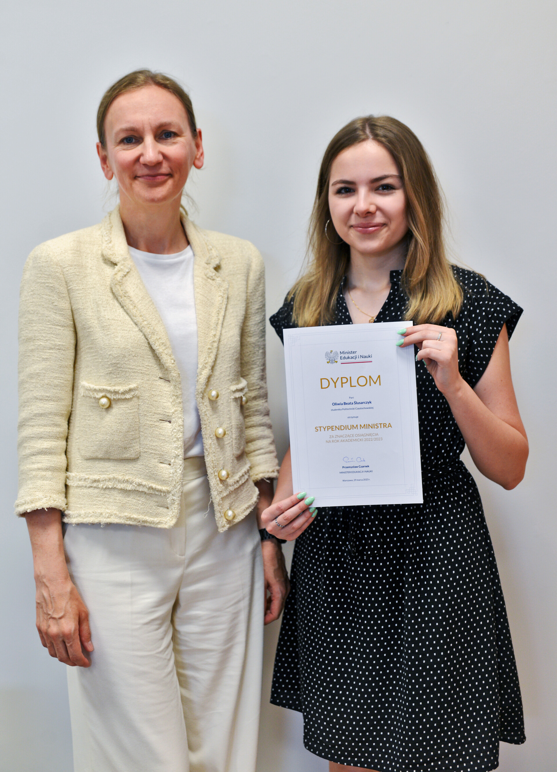 Pani Oliwia Ślusarczyk, studentka III roku wraz z Panią Prorektor ds. nauczania Profesor Izabelą Major