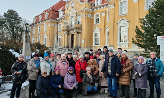 18 stycznia 2025 - wycieczka słuchacze Uniwersytetu Trzeciego Wieku PCz  przed pałacem w Kochcicach