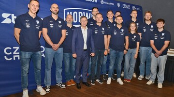 Rektor PCz dr hab. inż. Marek Warzecha, prof. PCz z drużyną KS Norwid