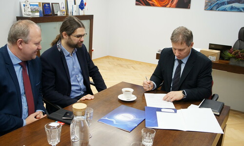 podpisanie umowy przez Prorektora M. Warzechy
