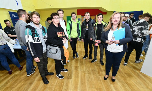 Uczestnicy, studenci odwiedzający Targi Pracy organizowane na Politechnice Częstochowskiej w Hali sportowej Studium Wychowania i Sportu Politechniki Częstochowkiej. 