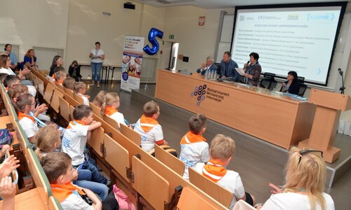 184 uczestników otrzymało dyplomy ukończenia Częstochowskiego Uniwersytetu Młodego Odkrywcy.