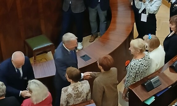 Pani Krystyna Berger  odbiera  List Gratulacyjny dla UTW PCz