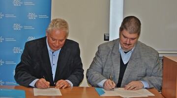 Dziekan Wydział Elektrycznego, prof. Marek Lis z przedstawicielami firmy Rockwell Automotion podczas podpisywania umowy o współpracy