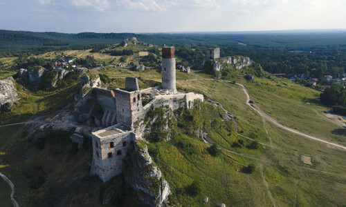 Na zdjęciu widać zamek w Olsztynie koło Częstochowy z lotu drona