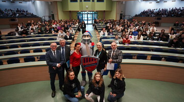 Zaproszeni Goście, studenci, organizatorzy oraz maskota Raków Częstochowa podczas otwarcia kolejnej edycji Częstochowskiego Uniwersytetu Młodzieżoweg