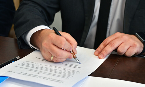 Podpisanie umowy z Technicznymi Zakładami Naukowymi a Politechniką Częstochowską. Podpisanie umowy.