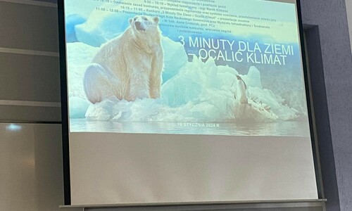 Slajd z niedźwiedziem polarnym na którym jest harmonogram Konkursu "3 Minuty dla Ziemi - Ocalić Klimat" zorganizowanego przez Studenckie koło naukowe Gene In Use