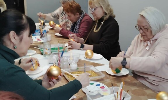 Uczestnicy UTW PCz na warsztatach ozdoby choinkowe