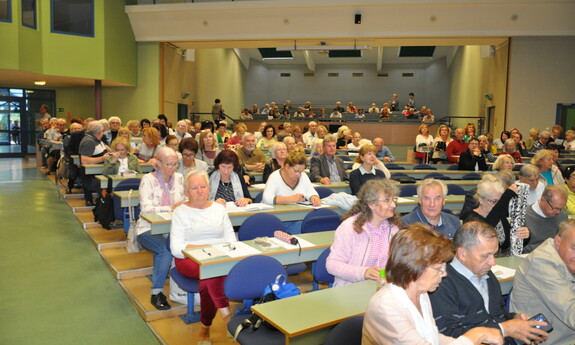 Uczestnicy wykładu na Uniwersytecie Trzeciego Wieku .Aula Wydziału Zarządzania