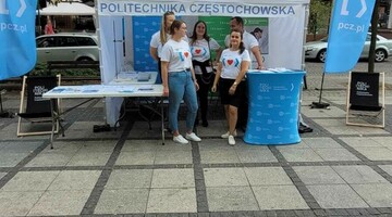 Pracownicy Politechniki Częstochowskiej na stoisku Uczelni podczas targów ekoJura