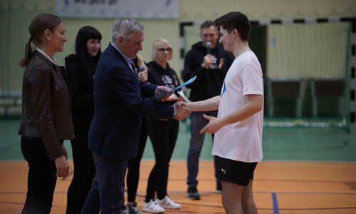 Wręczenie dyplomów wszystkim studentom grającym w meczu. Gratulacje Rektora.