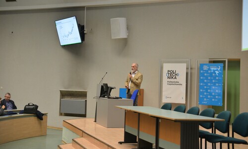 Osoba prowadząca wykład w ramach Częstochowskiego Uniwersytetu Młodzieżowego oraz Dnia Otwartego organizowanego na Politechnice Częstochowskiej 