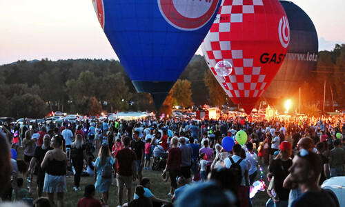 Na zdjęciu ludzie podczas piątego pikniku balonowego a w tle balony przygotowane do startu