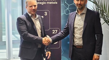 Na zdjęciu: Rektor Politechniki Częstochowskiej dr hab. inż. Marek Warzecha, prof. PCz oraz Pan Maciej Dudzic Członek Zarządu firmy Elemental Strategic Metals