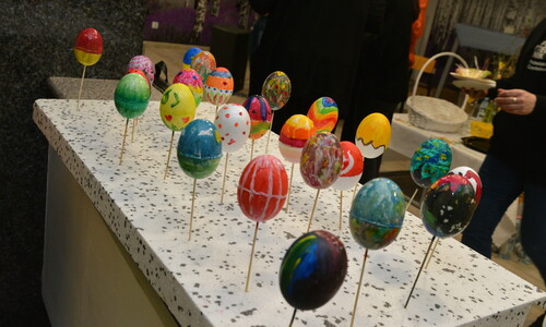 Styropianowe jajka - pisanki pomalowane przez studentów zagranicznych podczas zorganizowanego dla nich na Wydziale Zarządzania Politechniki Częstochowskiej Śniadania Wielkanocnego.