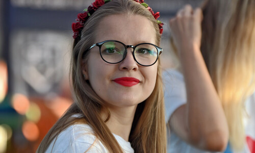 Studentka na stoisku Politechniki Częstochowskiej podczas piątego pikniku balowego w Olsztynie