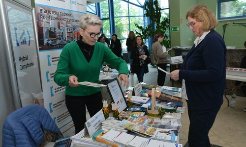 Stoisko Biblioteki PCz i osoby je odwiedzające podczas Dnia Otwartego na Politechnice Częstochowskiej