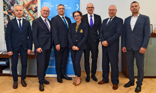 Stoją od lewej: dr hab. inż. Dawid Cekus, prof. PCz,  prof. Michael Pfeffer, dr hab. inż. Janusz Bobulski, mgr Agnieszka Gwiazdowicz, prof. PCz,  prof. Thomas Spägele, dr hab. inż. Rafał Kobyłecki, prof. PCz, dr hab. inż. Mariusz Kubanek, prof. PCz