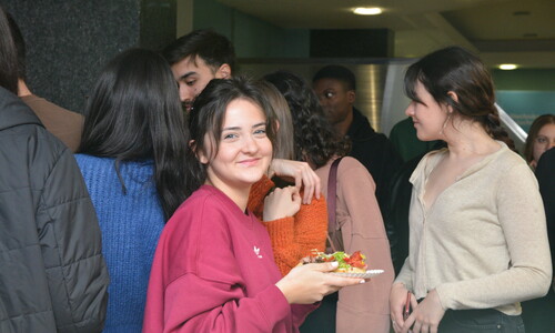 Studenci zagraniczni biorący udział w Śniadaniu Wielkanocnym organizowanym na Wydziale Zarządzania Politechniki Częstochowskiej