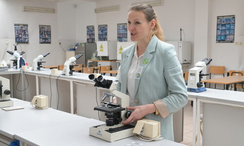 dr hab. Anna Grobelak, prof. PCz podczas warsztatów pokazywała uczniom co żyje w glebie pod mikroskopem 