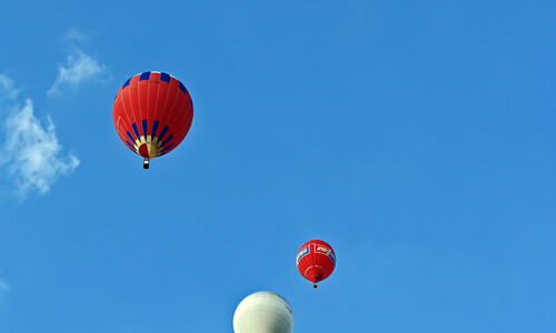 balony lecące podczas piątego pikniku balonowego