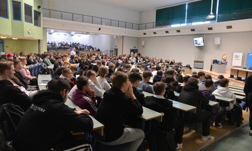 Osoby uczestniczące w wykładzie Częstochowskiego Uniwersytetu Młodzieżowego i  Dnia Otwartego na Politechnice Częstochowskiej
