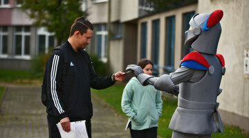 Rycerz Medalika przyjechał na teren Politechniki Częstochowskiej grał ze studentami w piłkę i wręczał im pamiątkowe indeksy-terminarze meczów.