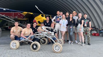 Koło naukowe PCz Rover Team Politechniki Częstochowskiej ze swoim łazikiem marsjańskim 