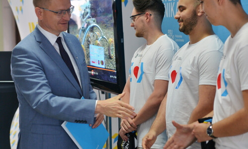 Prezydent Miasta Częstochowy, Pan Krzysztof Matyjaszczyk  składający gratulacje członkom zespołu PCz Rover Team