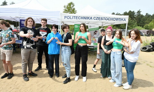 Uczestnicy organizowanego przez Politechnikę Częstochowską Pikniku Nauka i Sport w Biskupicach