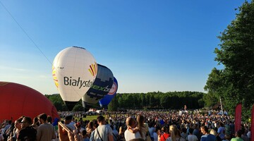 Zawody Balonowe, setki ludzi podziwiających balony