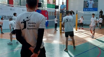 Uczestnicy Otwartego Turnieju Sportowego w piłce nożnej i siatkowej