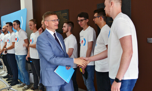 Prezydent Miasta Częstochowy, pan Krzysztof Matyjaszczyk składający gratulacje członkom zespołu PCz Rover Team