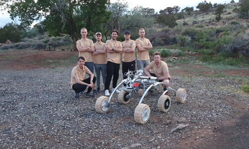 Zespół PCz Rover Team wraz z łazikiem