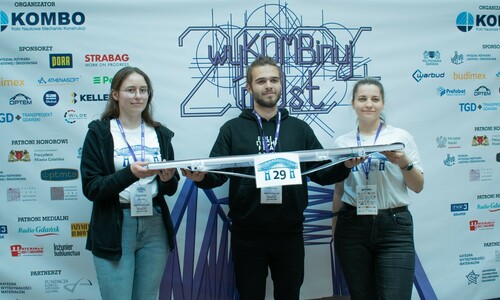Troje studentów biorący udział w Ogólnopolskim Konkursie Konstruktorskim "wyKOMBinuj mOst" . Trzymają w rękach swoją konstrukcję