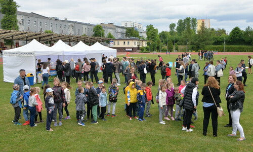 Uczestnicy Pikniku naukowego organizowanego przez Politechnikę Częstochowską na stadionie miejskim