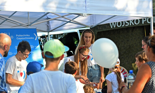 Kolejka ludzi do stoiska Politechniki Częstochowskiej podczas piątego pikniku balonowego w Olsztynie