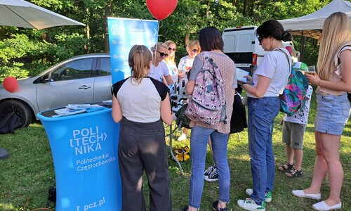 Stoisko Politechniki Częstochowskiej, osoby odwiedzające stoisko, pracownicy Uczelni