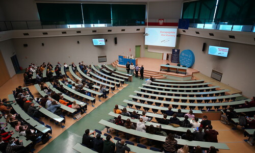 Widok z góry całej auli wydziału zarządzania podczas IV Europejskich Dni Kariery