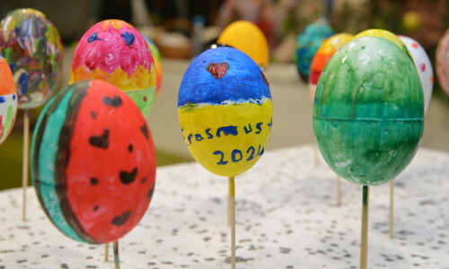Styropianowe jajka - pisanki pomalowane przez studentów zagranicznych podczas zorganizowanego dla nich na Wydziale Zarządzania Politechniki Częstochowskiej Śniadania Wielkanocnego.