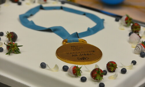 Tort przygotowany na Finał konkursu Zarządzanie na medal. Na torcie jest medal. 