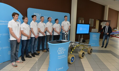 Na zdjęciu studenci z zespołu Rover Team oraz łazik skonstruowany przez studentów Politechniki Częstochowskiej.
