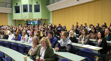 Studenci i uczniowie na widowni w auli wydziału zarządzania